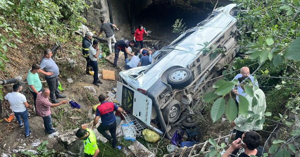 Minibüs devrildi: 20 işçi yaralı