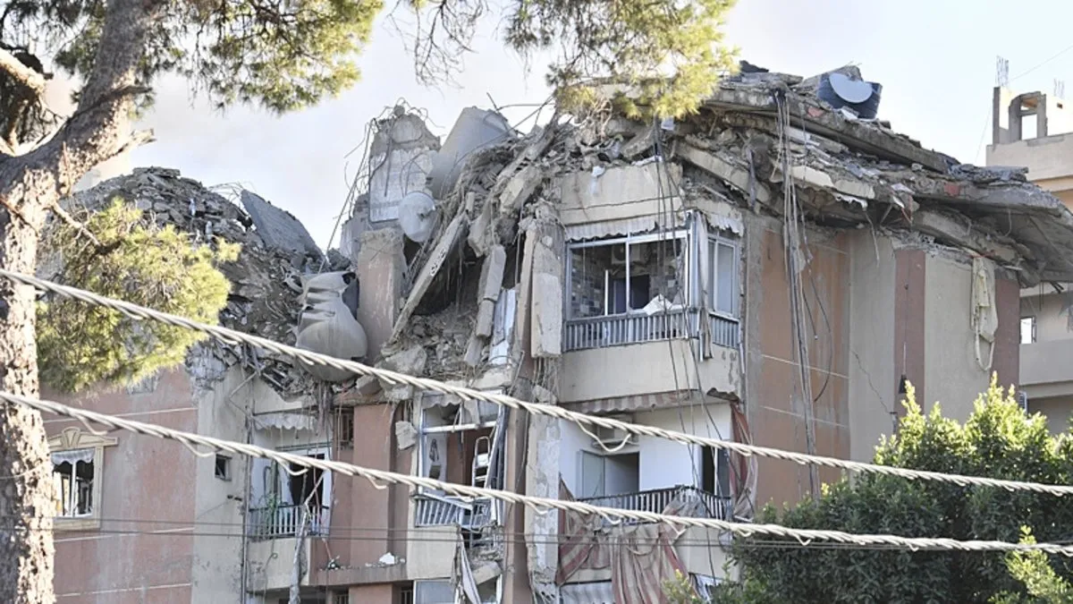 Katil İsrail katliama doymuyor! Lübnan’a yeni hava saldırısı: Bina yerle bir oldu